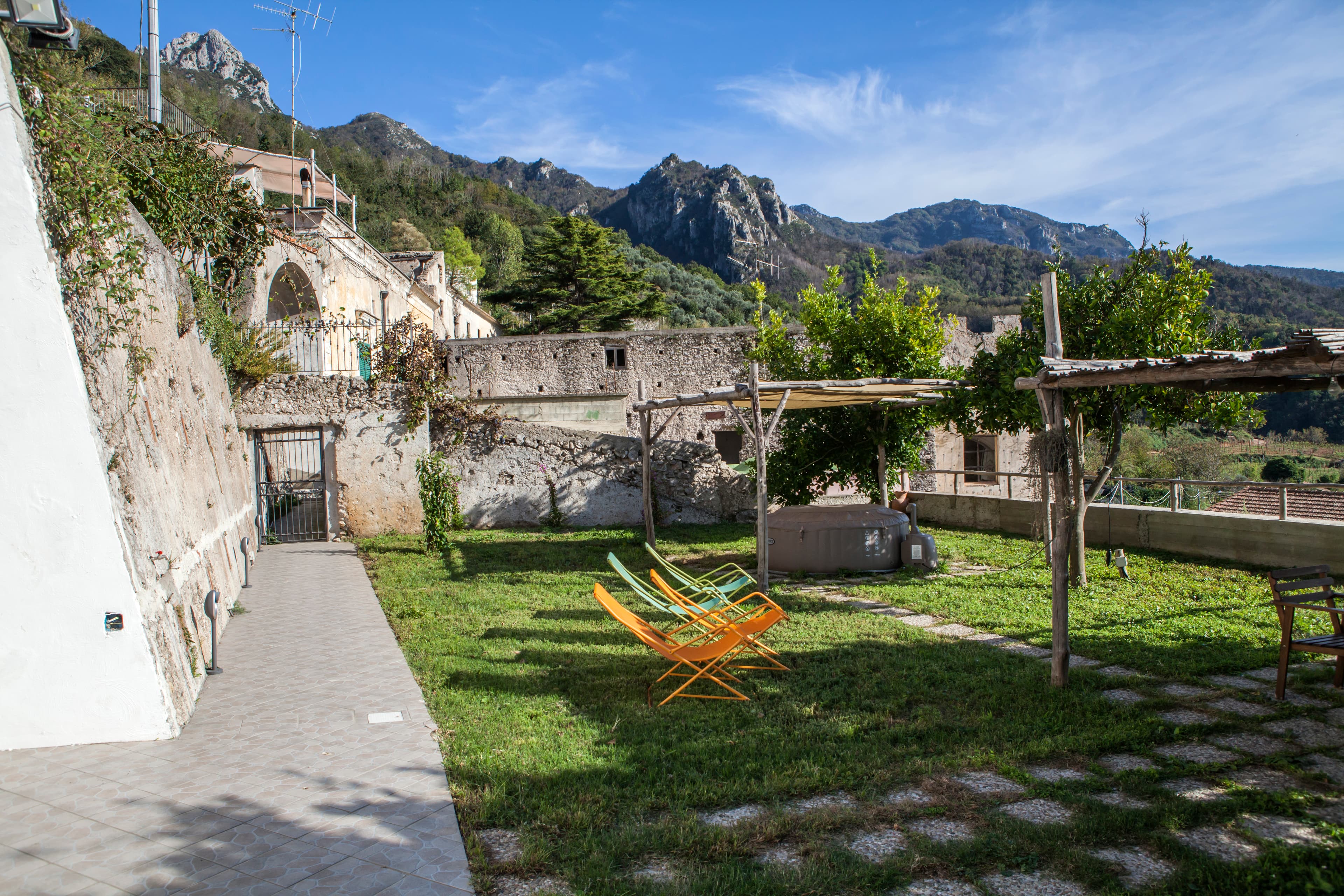Montammare — esterno con giardino