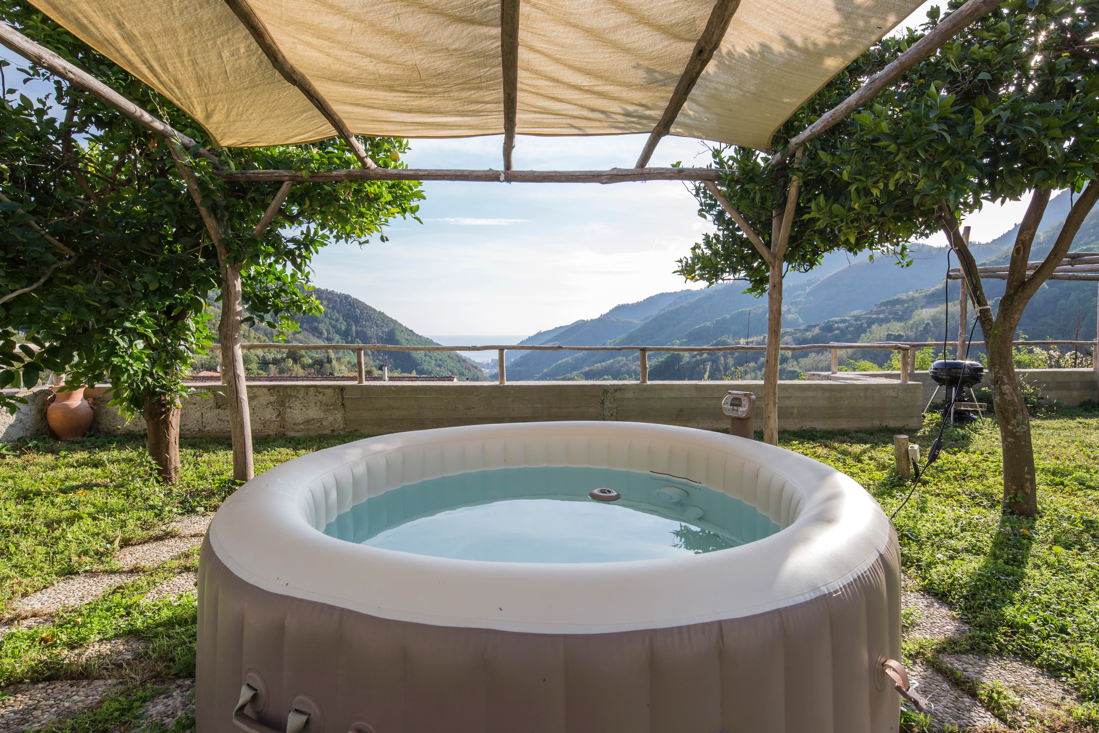 Montammare — jacuzzi esterna con vista mare